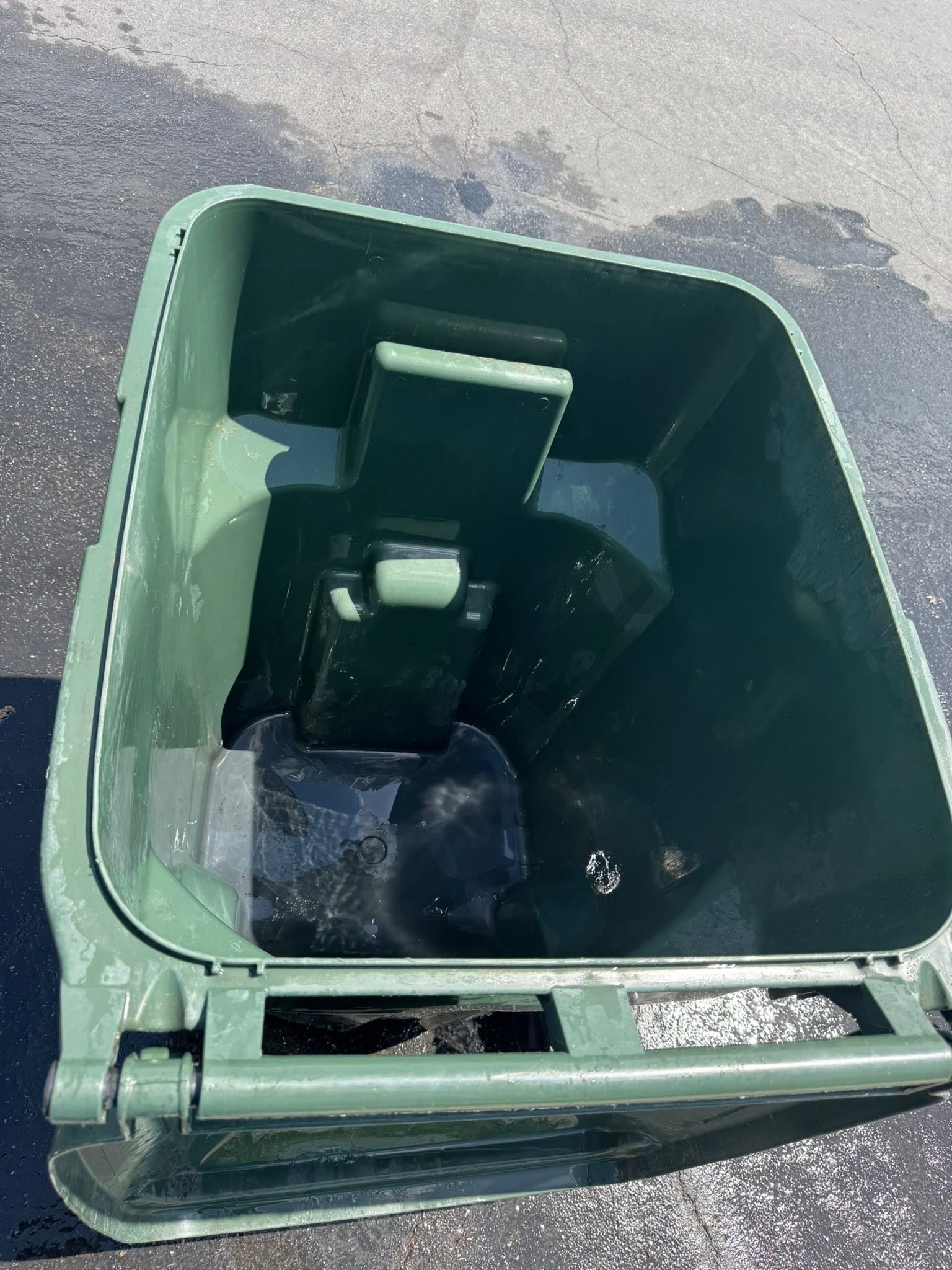 The same trash can sanitized and deodorized after a 200 degree cleaning